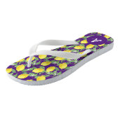 Gele limoen citrus patroonnaam paarse teenslippers (Schuin)