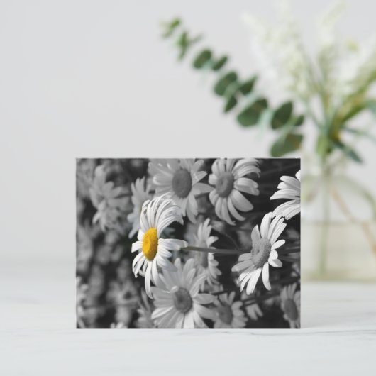 Gele maaltijd in een zee zwarte en witte maissoort briefkaart (Staand voorkant)