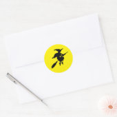 Gele maan en zwart vliegende heks Halloween Ronde Sticker (Envelop)
