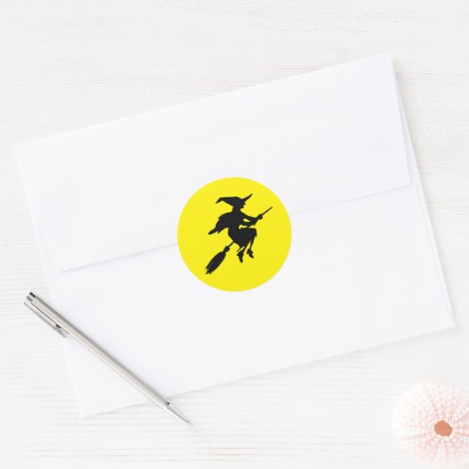 Gele maan en zwart vliegende heks Halloween Ronde Sticker (Envelop)