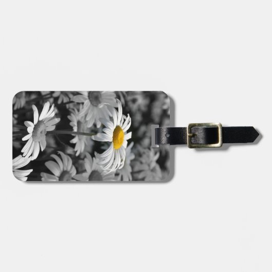 Gele margriet in een zee van zwart-witte margriete bagagelabel (Voorkant horizontaal)