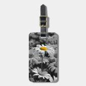 Gele margriet in een zee van zwart-witte margriete bagagelabel (Voorkant verticaal)