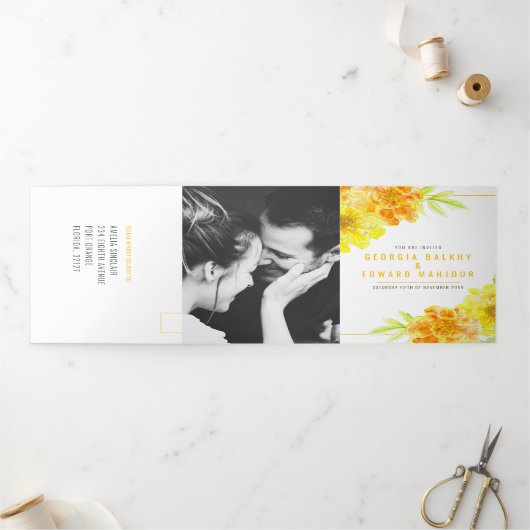 Gele marigold waterverf drieluik uitnodiging (Buitenkant)