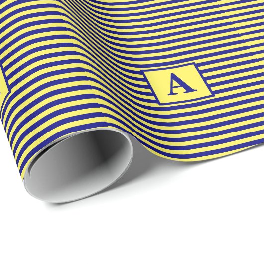 Gele marineblauw Nautical Monogrammen Stripes Cute Cadeaupapier (Rol Hoek)