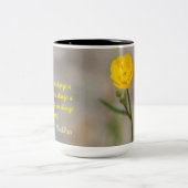 Gele Meadow Buttercup Bloem met Boeddha Quote Tweekleurige Koffiemok (Center)