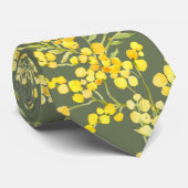 Gele mimosa bloemen op donkergroen stropdas (Opgerold)