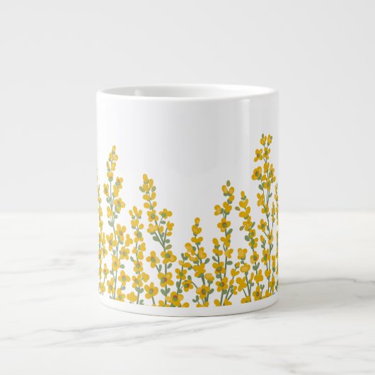 Gele moderne bloementuin bloeit grote koffiekop (Voorkant)