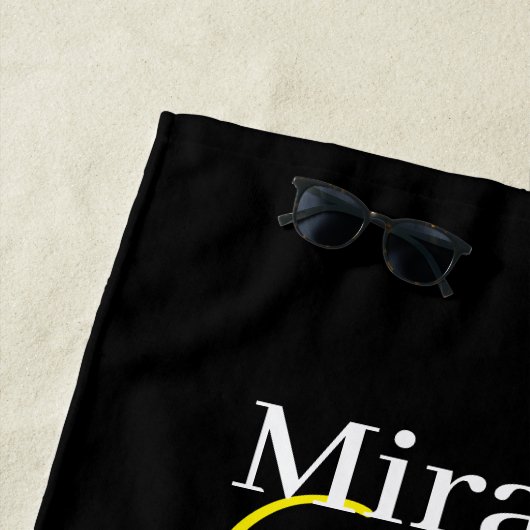 Gele Monogram Zwart Wit Polka Dot Strandlaken (In situ)