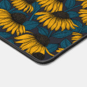 Gele naalden op donkerblauw bureaumat (Hoek)