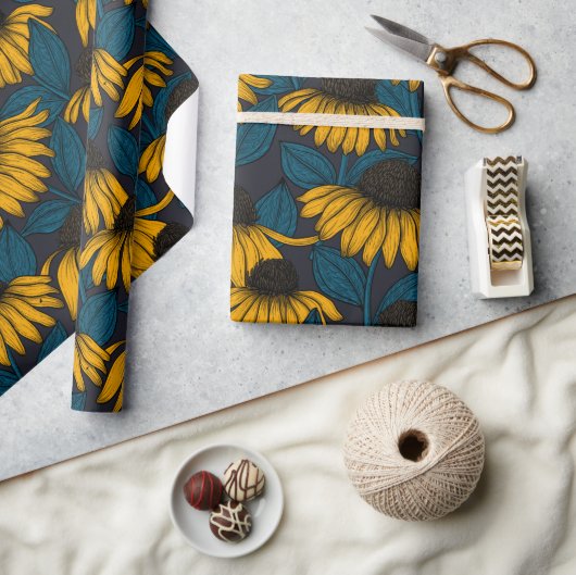 Gele naalden op donkerblauw cadeaupapier (Crafts)