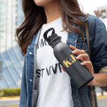 Gele naam en monogram | Retro Typografie Waterfles<br><div class="desc">Trendy monogrammed design. Classy en fashionable deze tumbler maakt het perfecte accessoire. Voeg uw douanetekst aan dit ontwerp toe door de "Edit this design sjabloon"vakjes op de rechterkant van het punt te gebruiken, of de blauwe "pas het"knoop aan om de tekst te schikken, de doopvonten en de kleuren te veranderen...</div>
