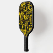 Gele Namen over Zwart Pickleball Paddle (Links)