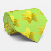 Gele narcis bloeit op lichtgroene Stropdas (Opgerold)