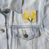 Gele narcissen vierkante button 5,1 cm (In situ)