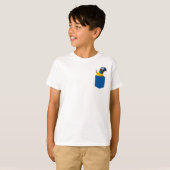 Gele, Oranje en blauwe papegaai in Pocket T-Shirt (Voorkant volledig)