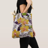 Gele oranje orchideeën. tote bag (Dichtbij)