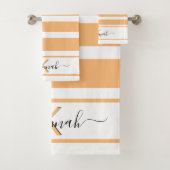 Gele oranje witte strepen monogram naam bad handdoek (Insitu)