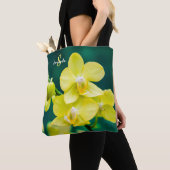 Gele orchidee op groene boodschappentas tote bag (Dichtbij)