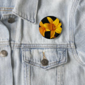 Gele orchidee ronde button 5,7 cm (In situ)