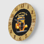 Gele oude roadster met voorruiten gehakt grote klok (Hoek)