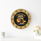 Gele oude roadster met voorruiten gehakt grote klok (Huis)