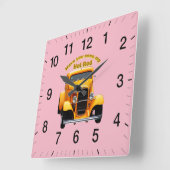 Gele oude roadster met voorruiten gehakt vierkante klok (Hoek)