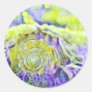 Gele paarse zeeschelp in schuimende zee aquarel ronde sticker
