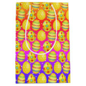 Gele paaseieren op regenboogspots medium cadeauzakje (Voorkant)