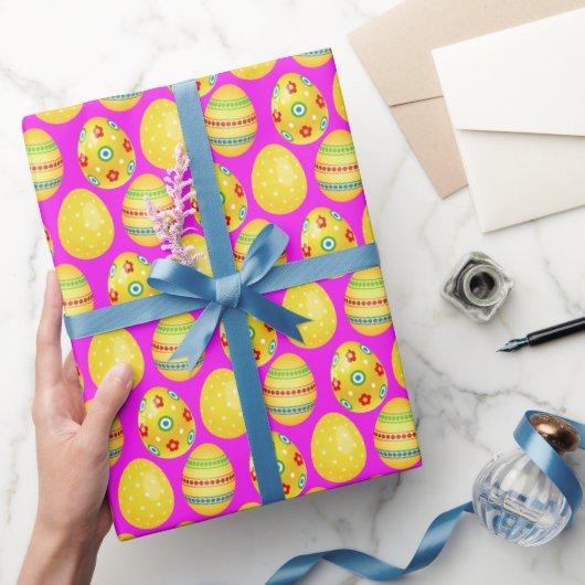 Gele paaseieren op warmroze cadeaupapier (Geschenken)