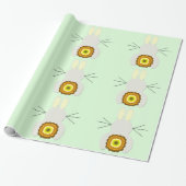 Gele paashaas op groen inpakpapier (Uitgerold)