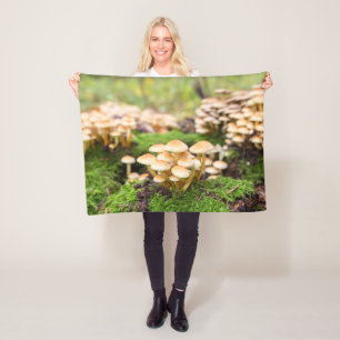 Gele paddenstoelen in het herfstbos. fleece deken
