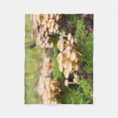Gele paddenstoelen in het herfstbos. fleece deken (Voorkant)