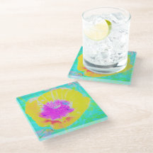 Gele papaver met warmroze centrum op Turquoise