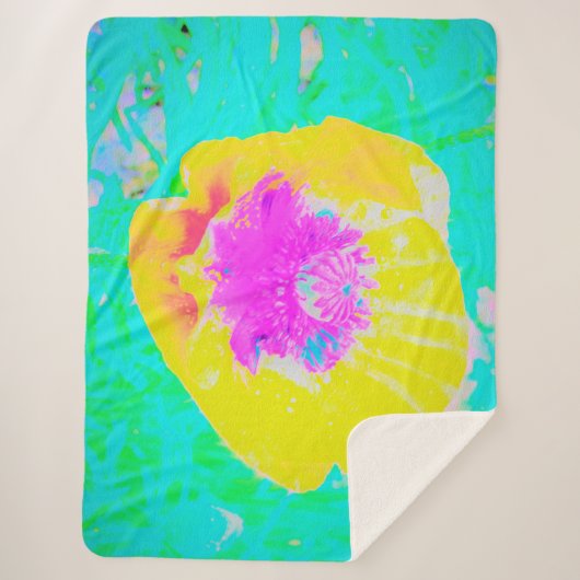Gele papaver met warmroze centrum op Turquoise Sherpa Deken (Voorkant)