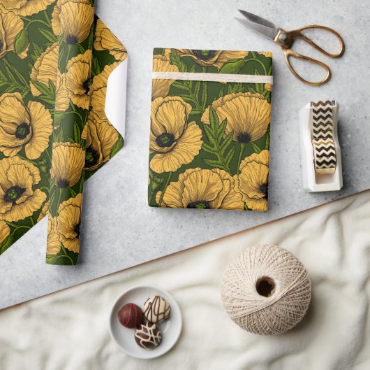 Gele papaver op donkergroen cadeaupapier (Crafts)