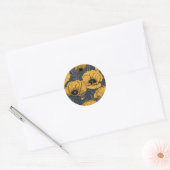 Gele papaver op zee ronde sticker (Envelop)
