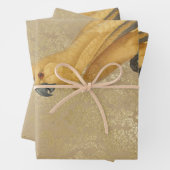 Gele papegaai op Tan en Gold Inpakpapier Vel (In situ)