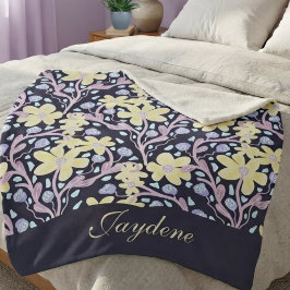 Gele pastelkleurige bloemen tussen wijnranken sherpa deken