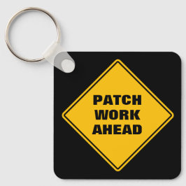 Gele patches werken vooruit op wegbord gepersonali sleutelhanger