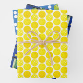 Gele Pickleball Balls op Blue and White Inpakpapier Vel (In situ)