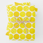 Gele Pickleball Balls, serving 0-0-2, op wit Inpakpapier Vel (In situ)