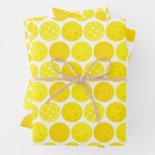 Gele Pickleball Balls, serving 0-0-2, op wit Inpakpapier Vel (In situ)