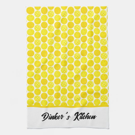 Gele pickleballs in de keuken gepersonaliseerd theedoek (Verticaal)