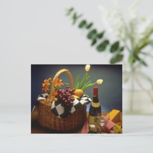 Gele picknickmand met wijn, kaas, brood en briefkaart (Staand voorkant)