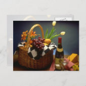 Gele picknickmand met wijn, kaas, brood en briefkaart (Voorkant / Achterkant)