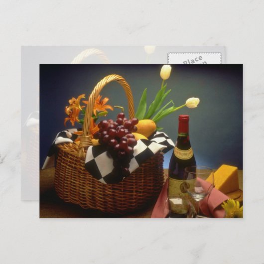 Gele picknickmand met wijn, kaas, brood en briefkaart (Voorkant / Achterkant)