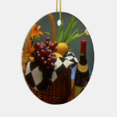 Gele picknickmand met wijn, kaas, brood en keramisch ornament (Rechts)