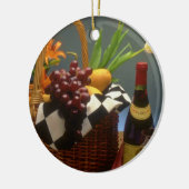 Gele picknickmand met wijn, kaas, brood en keramisch ornament (Links)