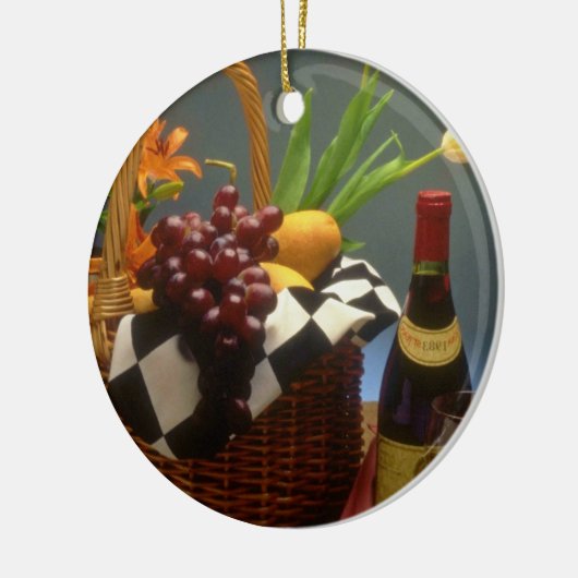 Gele picknickmand met wijn, kaas, brood en keramisch ornament (Links)