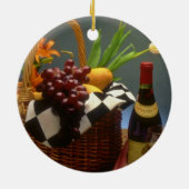 Gele picknickmand met wijn, kaas, brood en keramisch ornament (Achterkant)